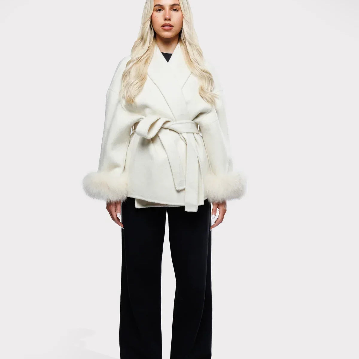 Kurtka damska z paskiem i futrzanymi mankietami – elegancki model w stylu premium