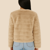 Kurtka damska z miękkiego futerka – elegancka krótka kurtka na chłodne dni