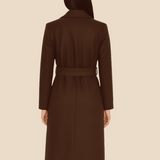 Długi elegancki płaszcz damski z paskiem i kołnierzem