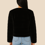 Kurtka damska z miękkiego futerka – elegancka krótka kurtka na chłodne dni