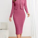 Dzianinowa sukienka midi prążkowana z guzikami i długim rękawem