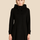 Elegancki płaszcz damski z kapturem i podwójnym zapięciem