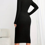 Dzianinowa sukienka midi prążkowana z guzikami i długim rękawem