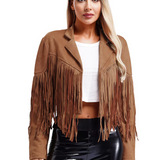 Zamszowa kurtka damska z frędzlami – styl boho i western na każdą okazję