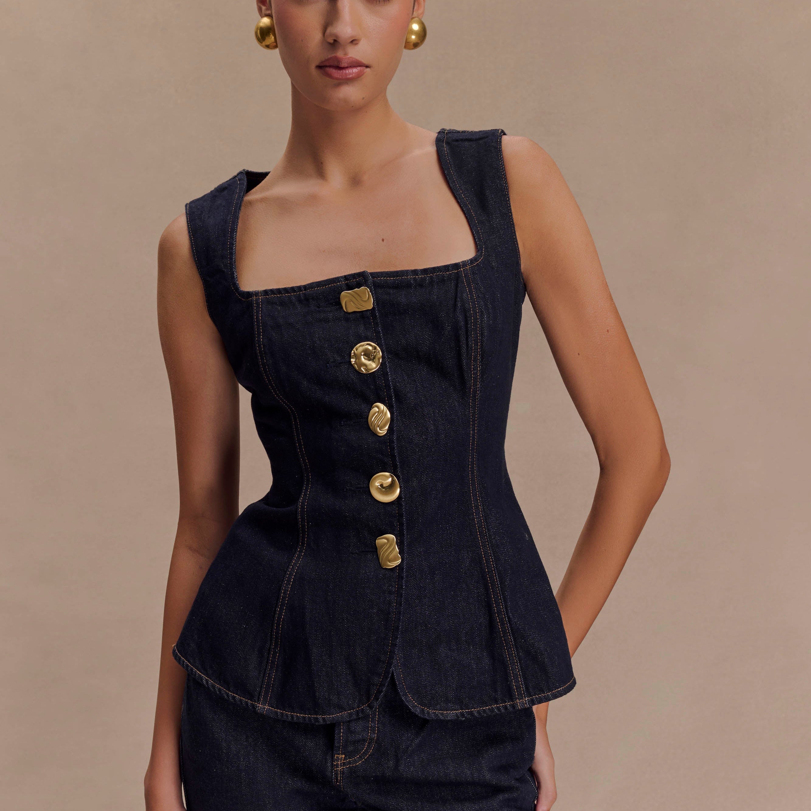 Jeansowy komplet damski z gorsetem i spodniami – elegancki zestaw z guzikami