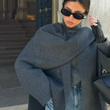 Elegancka peleryna z golfem i szerokimi rękawami