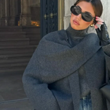 Elegancka peleryna z golfem i szerokimi rękawami