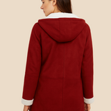 Damski płaszcz z kapturem i podszewką z miękkiego futerka