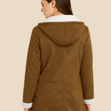 Damski płaszcz z kapturem i podszewką z miękkiego futerka