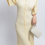 Dzianinowa sukienka midi z krótkim rękawem i plisowanym dołem