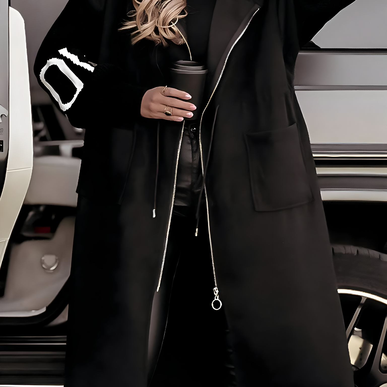 Długi płaszcz damski z kapturem i wzorem na rękawach – ciepły model casualowy