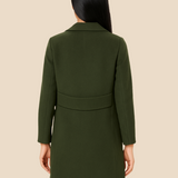 Klasyczny dwurzędowy płaszcz damski o eleganckim kroju