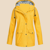 Kurtka przeciwdeszczowa damska z kapturem – lekka parka na wiosnę i jesień