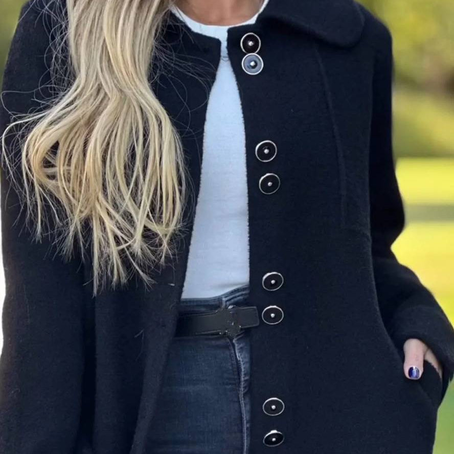 Klasyczny płaszcz z kołnierzem i guzikami