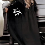 Długi płaszcz damski z kapturem i wzorem na rękawach – ciepły model casualowy