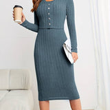 Dzianinowa sukienka midi prążkowana z guzikami i długim rękawem