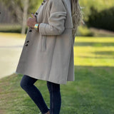 Klasyczny płaszcz z kołnierzem i guzikami