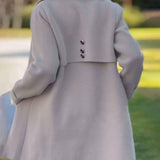 Klasyczny płaszcz z kołnierzem i guzikami