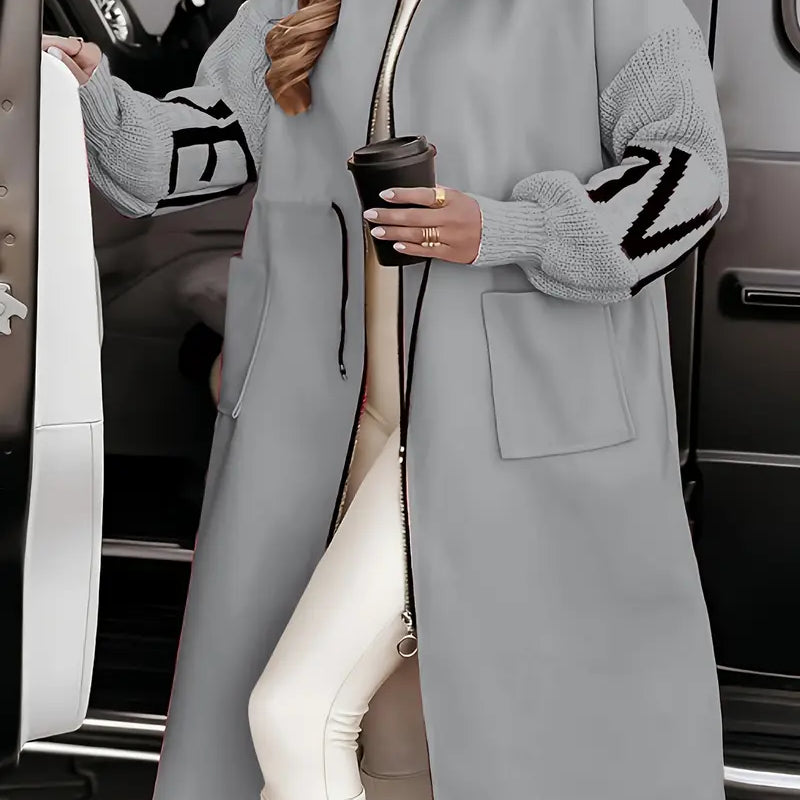 Długi płaszcz damski z kapturem i wzorem na rękawach – ciepły model casualowy