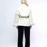 Kurtka damska z paskiem i futrzanymi mankietami – elegancki model w stylu premium