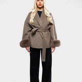 Kurtka damska z paskiem i futrzanymi mankietami – elegancki model w stylu premium