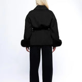 Kurtka damska z paskiem i futrzanymi mankietami – elegancki model w stylu premium