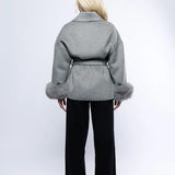 Kurtka damska z paskiem i futrzanymi mankietami – elegancki model w stylu premium