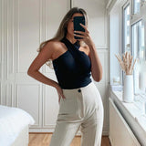 Damski top z krzyżowanymi ramiączkami na szyi