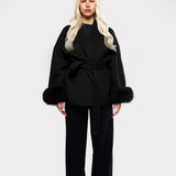 Kurtka damska z paskiem i futrzanymi mankietami – elegancki model w stylu premium