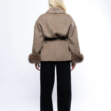 Kurtka damska z paskiem i futrzanymi mankietami – elegancki model w stylu premium