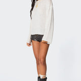 Sweter damski oversize w jasnoszarym kolorze – luźny krój z długim rękawem