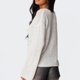 Sweter damski oversize w jasnoszarym kolorze – luźny krój z długim rękawem