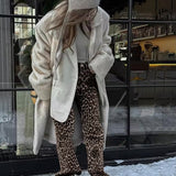 Damskie spodnie w panterkę z szeroką nogawką