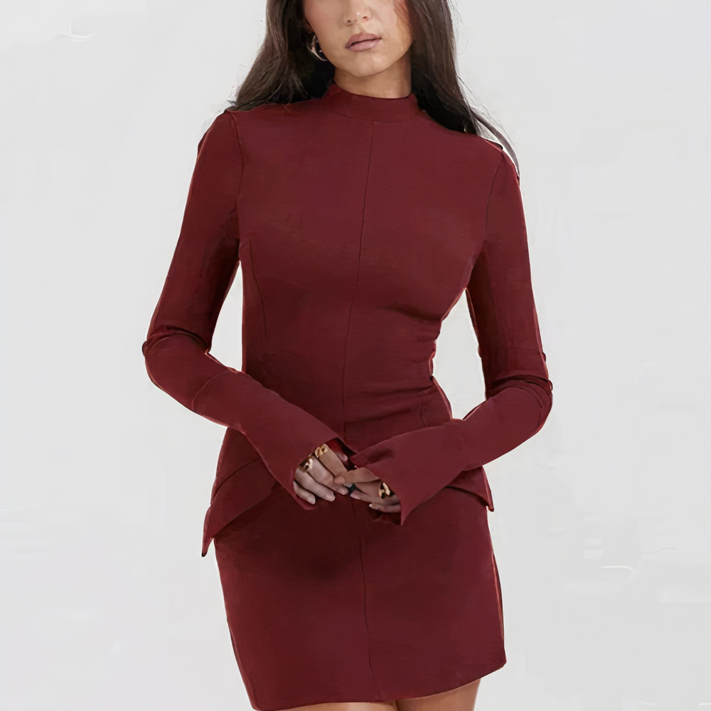 Dopasowana sukienka prążkowana mini z golfem i długim rękawem