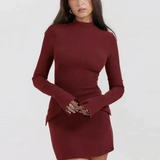 Dopasowana sukienka prążkowana mini z golfem i długim rękawem