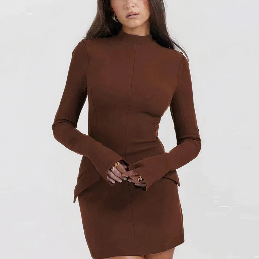 Dopasowana sukienka prążkowana mini z golfem i długim rękawem