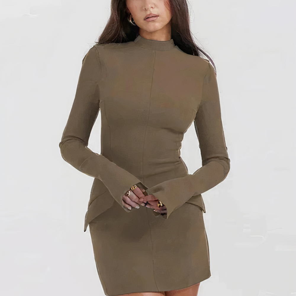 Dopasowana sukienka prążkowana mini z golfem i długim rękawem