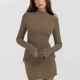 Dopasowana sukienka prążkowana mini z golfem i długim rękawem