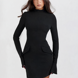 Dopasowana sukienka prążkowana mini z golfem i długim rękawem