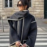 Stylowy płaszcz damski z szalem i kontrastowym wykończeniem