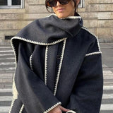 Stylowy płaszcz damski z szalem i kontrastowym wykończeniem