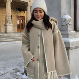 Stylowy płaszcz damski z szalem i kontrastowym wykończeniem