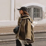 Stylowy płaszcz damski z szalem i kontrastowym wykończeniem