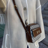 Stylowy płaszcz damski z szalem i kontrastowym wykończeniem