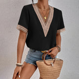 Bluzka damska z dekoltem V i ozdobną lamówką – elegancki styl casual