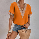 Bluzka damska z dekoltem V i ozdobną lamówką – elegancki styl casual