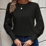 Sweterek damski z koronkowymi rękawami