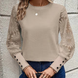 Sweterek damski z koronkowymi rękawami