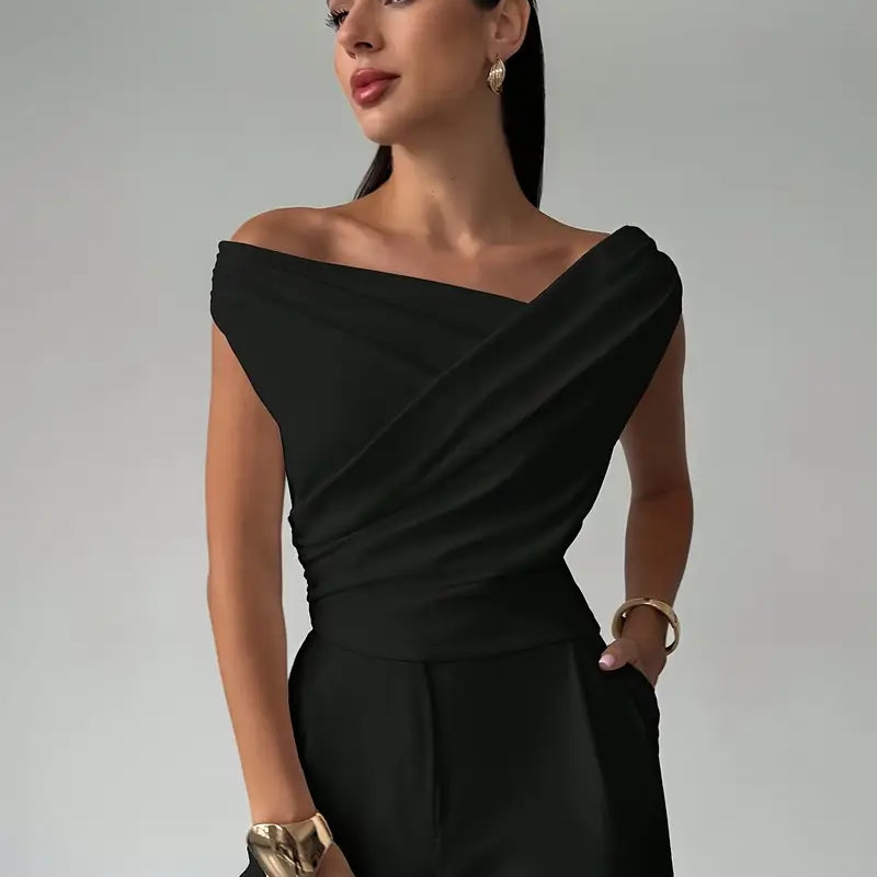 Elegancki top damski z odkrytymi ramionami i drapowaniem