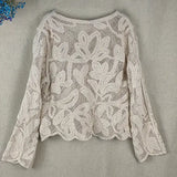 Ażurowy sweterek damski na guziki z koronki